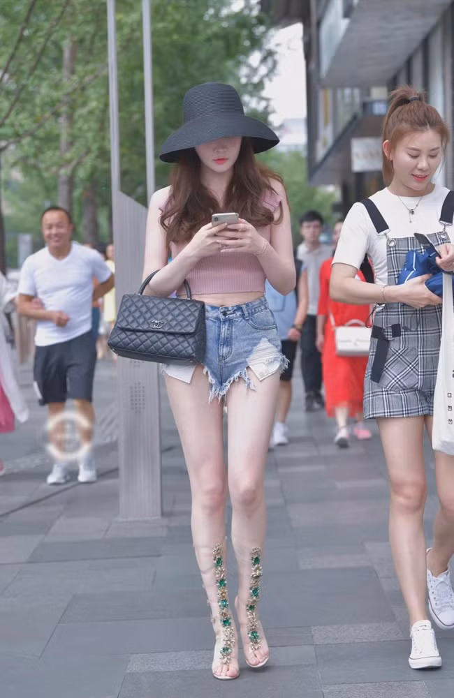 Chiếc quần jean cách xẻ quá đà khiến cô gái trên nếu không chú ý sẽ lộ vùng nhạy cảm.