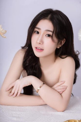 Nắm bắt cơ hội, Tiểu Hý tiếp tục ra video đều đặn, không ngần ngại thể hiện sự đa dạng trong từng động tác, từ những bài nhảy quyến rũ cho đến những điệu nhảy đậm chất ngây thơ.