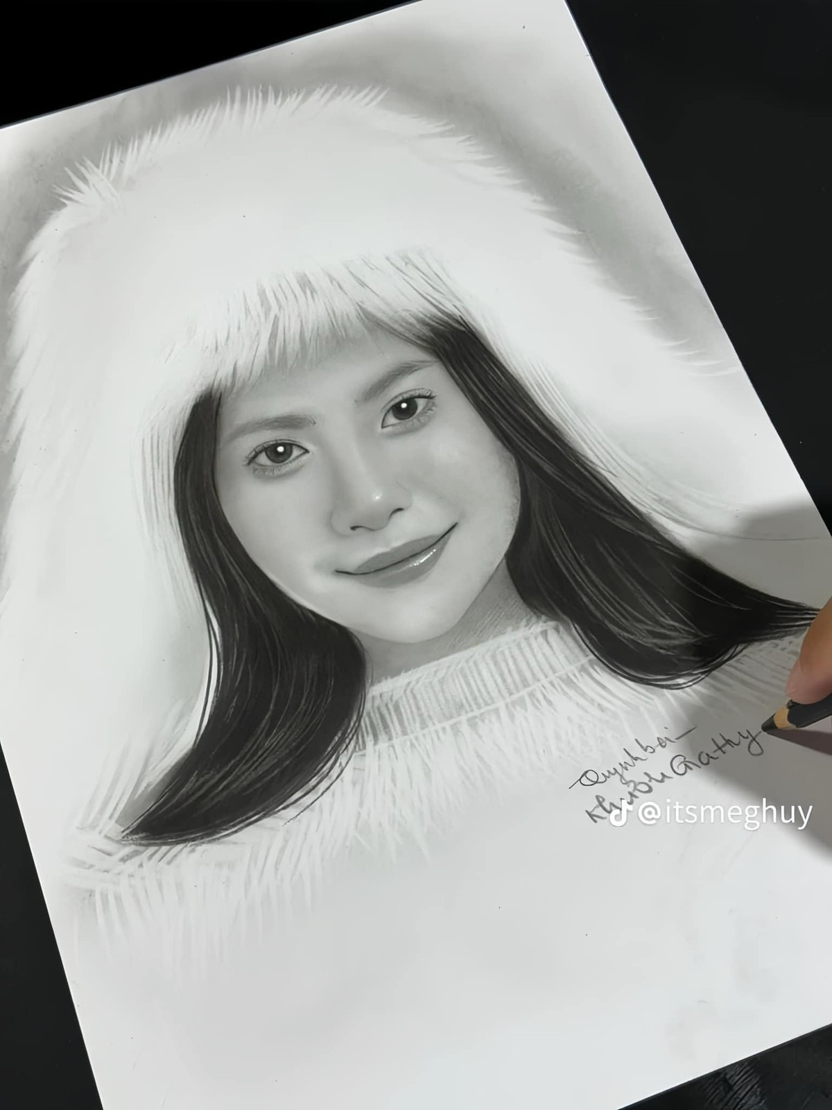 Tuy nhiên, rất nhanh chóng Quỳnh Bei đã lên tiếng về những hình ảnh rò rỉ này. Cô nàng không ngại làm video "reaction", tỏ thái độ ngưỡng mộ với nhan sắc người trong video.