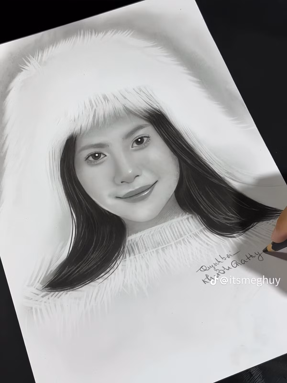 Tuy nhiên, rất nhanh chóng Quỳnh Bei đã lên tiếng về những hình ảnh rò rỉ này. Cô nàng không ngại làm video "reaction", tỏ thái độ ngưỡng mộ với nhan sắc người trong video.