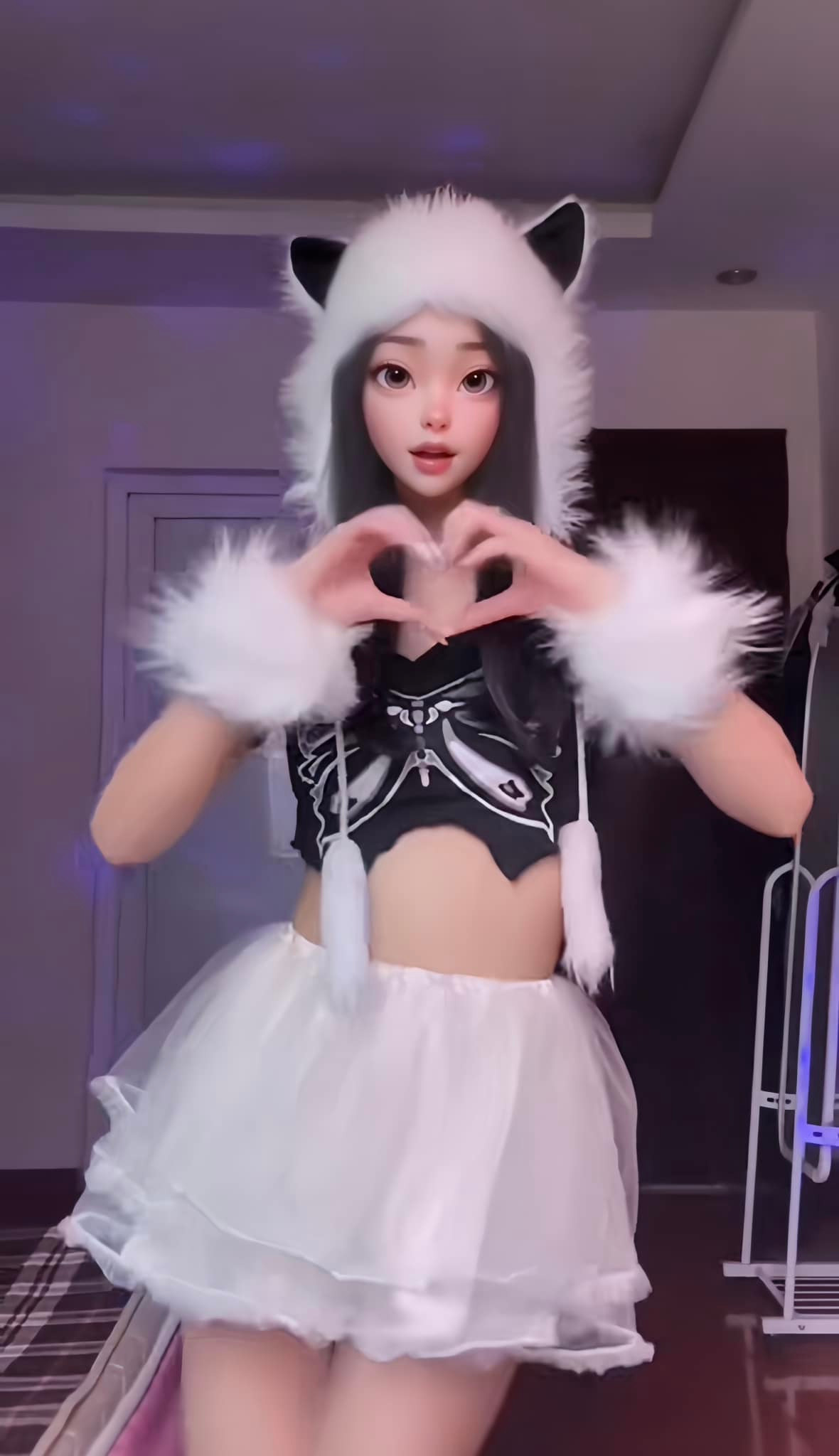 Động thái bí ẩn này không chỉ làm tăng sự tò mò trong cộng đồng mạng mà còn tạo nên một làn sóng quan tâm hùng hậu, khi mỗi đoạn video cô đăng tải đều nhận được hàng trăm nghìn lượt xem và bình luận.