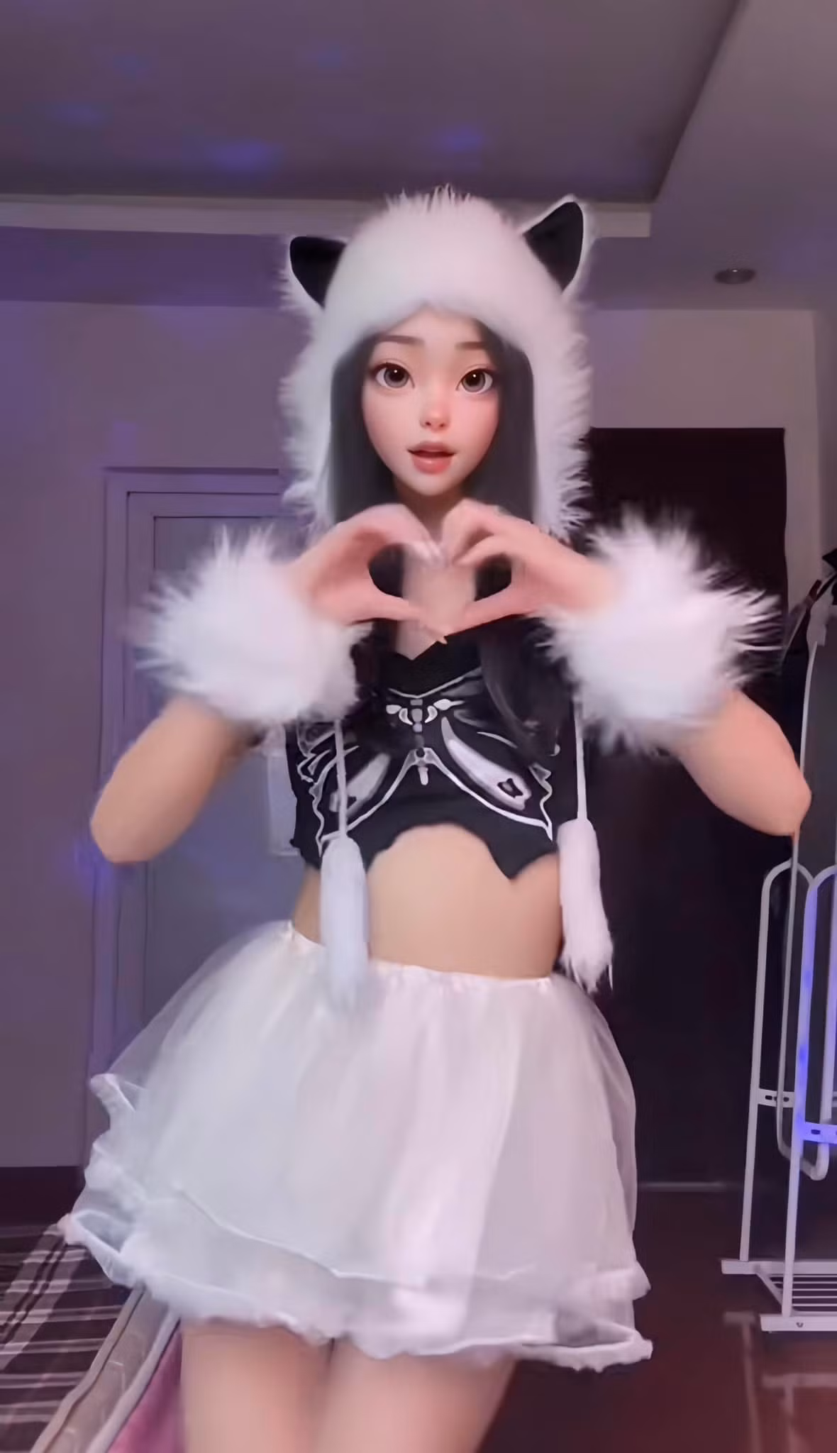 Động thái bí ẩn này không chỉ làm tăng sự tò mò trong cộng đồng mạng mà còn tạo nên một làn sóng quan tâm hùng hậu, khi mỗi đoạn video cô đăng tải đều nhận được hàng trăm nghìn lượt xem và bình luận.