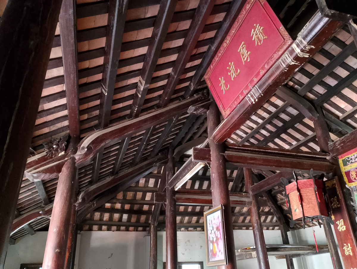 Những ngôi nhà cổ ở làng Phong Nam được thiết kế theo lối nhà ba gian rộng rãi. Nhiều chi tiết trong nhà làm bằng gỗ được chạm khắc tinh xảo cùng với mái ngói âm dương mát về mùa hè, ấm vào mùa đông.