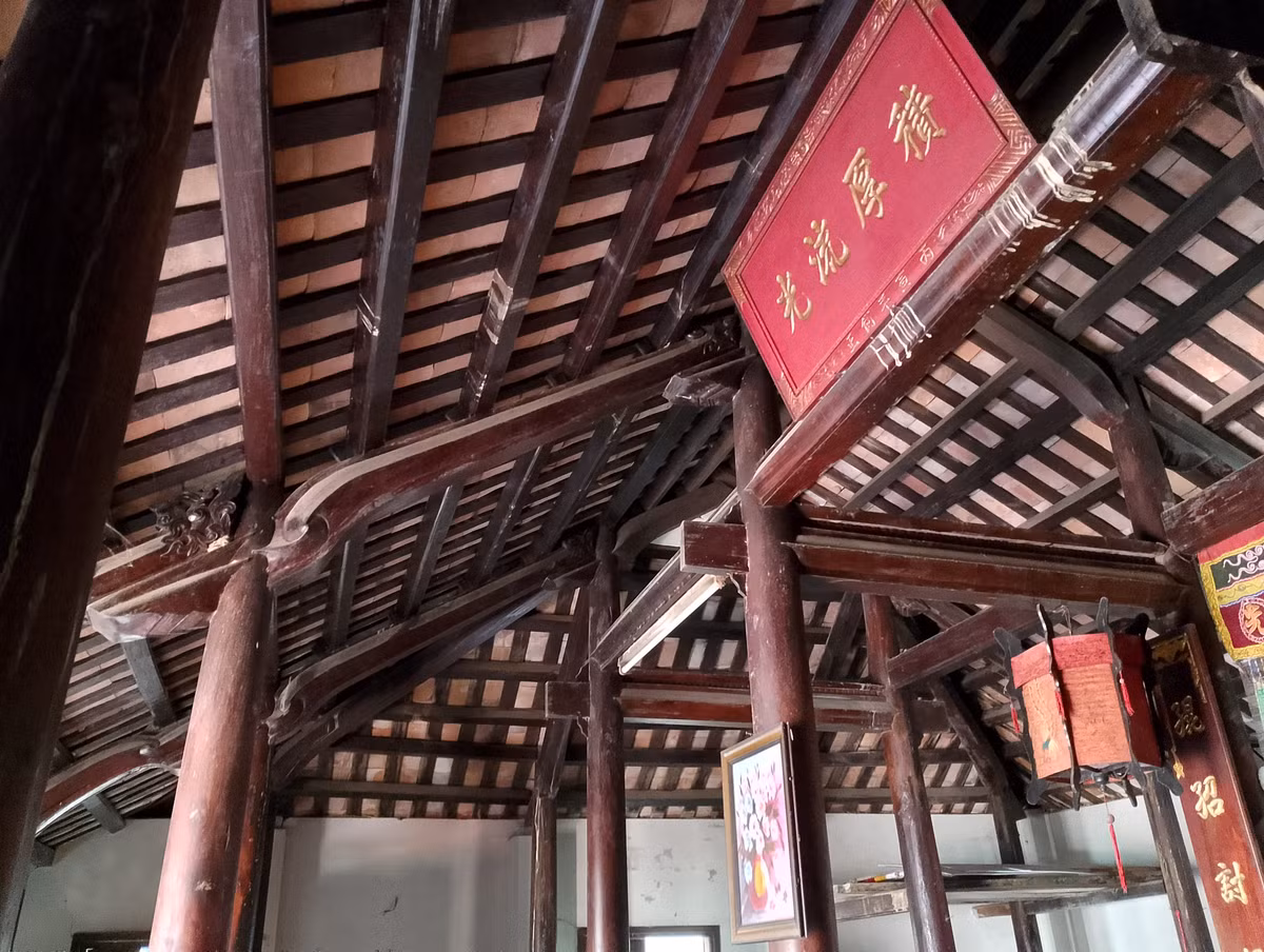 Những ngôi nhà cổ ở làng Phong Nam được thiết kế theo lối nhà ba gian rộng rãi. Nhiều chi tiết trong nhà làm bằng gỗ được chạm khắc tinh xảo cùng với mái ngói âm dương mát về mùa hè, ấm vào mùa đông.