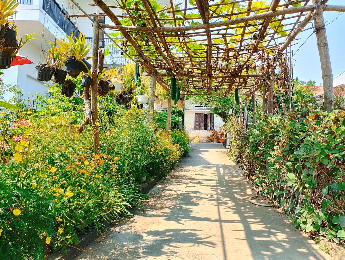 Ngôi làng cổ này không chỉ giữ lại những ngôi nhà có kiến trúc cổ xưa mà còn giữ cả nếp sống giản dị, chân chất của người dân một vùng quê với ruộng lúa, bờ tre.