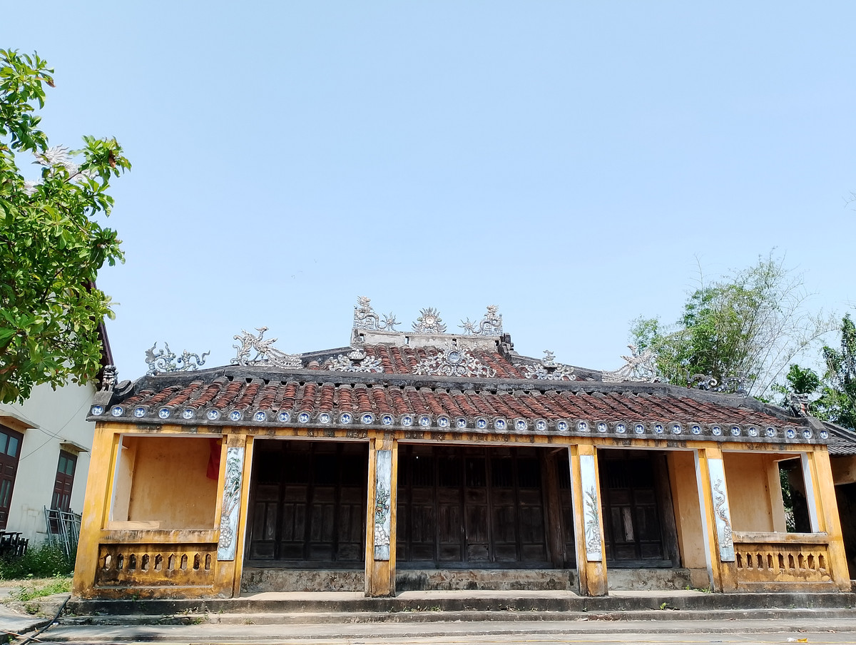 Tại Phong Nam còn bảo tồn và lưu giữ ngôi miếu Thái Giám cổ đã hàng trăm năm bên một cây chiêm chiêm hơn 100 năm tuổi. Tương truyền rằng, ngôi miếu này được lập ra để tri ân một vị thái giám phò vua đánh giặc bị tử trận ở nơi đây.