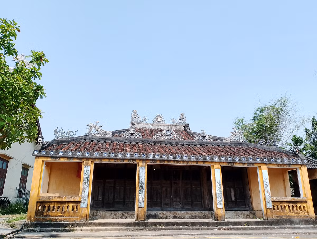 Tại Phong Nam còn bảo tồn và lưu giữ ngôi miếu Thái Giám cổ đã hàng trăm năm bên một cây chiêm chiêm hơn 100 năm tuổi. Tương truyền rằng, ngôi miếu này được lập ra để tri ân một vị thái giám phò vua đánh giặc bị tử trận ở nơi đây.