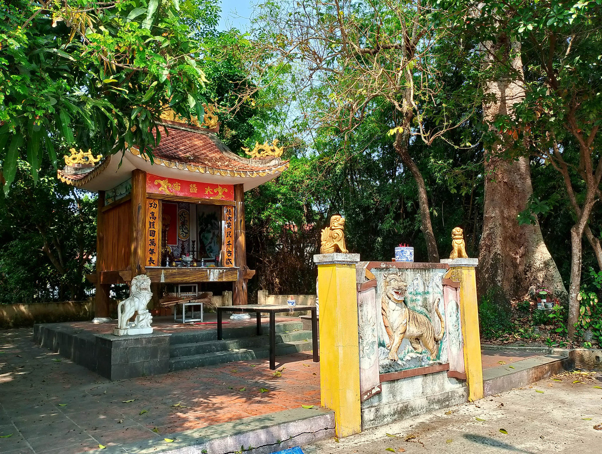 Ban đầu miếu được xây dựng bằng 4 thanh gỗ trắc lợp tranh theo lối nhà sàn. Qua nhiều lần tu sửa, từ 2015 thì được xây mới như hiện nay.