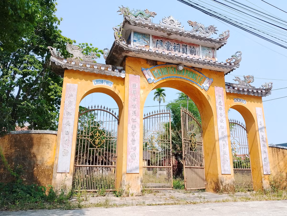 Làng cổ Phong Nam còn có đình, chùa, miếu, nhà thờ tiền hiền,... với kiến trúc cổ, phủ rêu phong. Các địa điểm này cũng mang thiết kế mộc mạc của làng quê Việt Nam: nhà ba gian, mái ngói âm dương,... đặc biệt còn có “tứ linh” long, ly, quy, phụng.