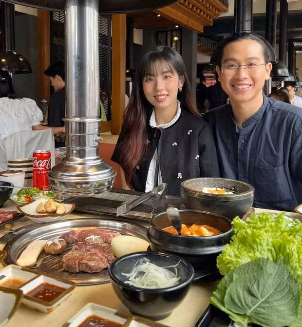 Cô nàng cựu sinh viên trường Đại học Ngoại thương vốn là một hot girl khá nổi tiếng trên mạng xã hội. Hồi năm 2017, Minh “tia” thấy trang cá nhân của Hà, thấy cô dễ thương và ấn nút “kết bạn”, nhưng Hà không trả lời.