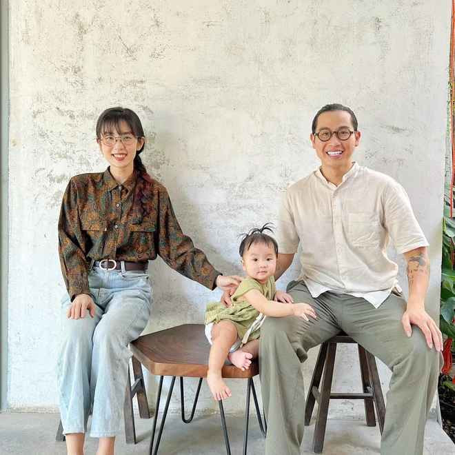 Hai người có buổi hẹn đầu chớp nhoáng nhưng cũng có nhiều kỷ niệm. Minh vốn là người đàn ông nói không với bia rượu, thuốc lá, anh lịch sự nhường Hà chọn chỗ hẹn. Hà thì thoáng tính hơn, chọn hẹn tại một quán bia là “mối ruột” mà cô hay đến cùng bạn bè thân thiết.