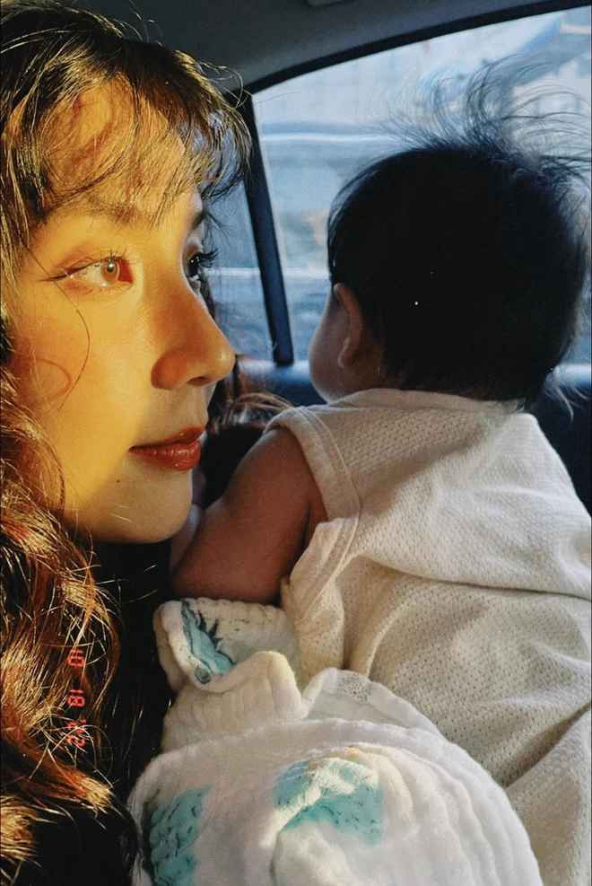 Nhớ lại sự kiện đó, Hà thú nhận: “Bình thường em cũng không để ý Facebook xem có ai kết bạn với mình đâu. Nhưng tự nhiên hôm ấy hứng lên em lại vào ngó nghiêng xem những ai gửi lời mời kết bạn với mình. Em cũng tò mò vì thấy người này vừa quen vừa lạ, lại đang sống ở thành phố Hồ Chí Minh...