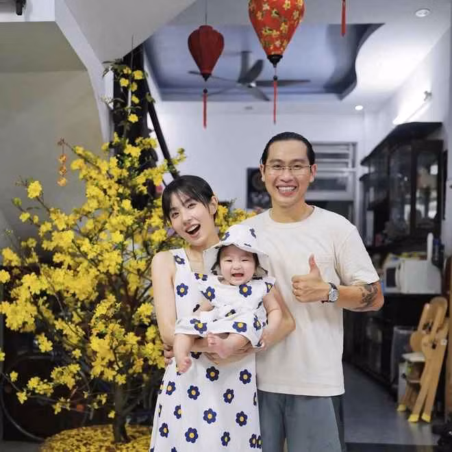 Tưởng là kiêu vì lờ Minh trong một thời gian dài, bất chấp việc đàng trai chủ động tìm hiểu, xin làm quen, ai ngờ Hà lại rất chủ động hỏi chuyện và xếp lịch hẹn hò. Khi Minh bảo: “Hôm nào mình gặp nhé!”, Hà thẳng thắn vặn lại: “Hôm nào là hôm nào? Anh cho em một ngày cụ thể đi. Em đang ở thành phố Hồ Chí Minh này. Trong tuần này em rảnh lúc 7h thứ bảy, 9h em sẽ bay về Hà Nội, nếu anh đi được thì gặp luôn”.