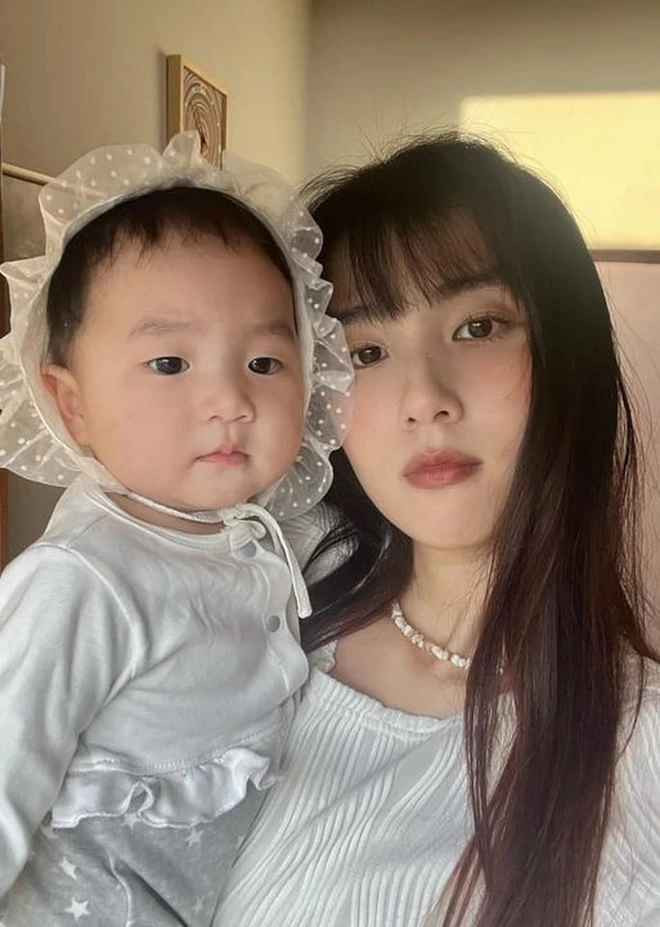 Cho đến một ngày, Hà bị đau bụng dữ dội, vào cấp cứu mới phát hiện bị đa nang buồng trứng. Đó là một cú sốc với Minh. Vì trong hình dung về hạnh phúc của mình, Minh luôn muốn lập gia đình, muốn có con. Suy nghĩ suốt 1 tuần, Minh hẹn bạn gái ra nói chuyện. Anh bảo: “Có một điều anh rất không đồng ý với phim Hàn Quốc, vì hay có kiểu là mẹ bị thương, sinh khó, xong bác sĩ cứ hỏi là giữ đứa con hay giữ mẹ. Anh thấy câu hỏi đó rất là vô lý. Thực ra đứa con cũng chưa chào đời, mình không biết nó là ai, chưa tiếp xúc nó ngày nào hết. Còn vợ mới là người mình yêu, là người mình sẽ chung sống cả đời. Không việc gì anh phải đắn đo lựa chọn con hay em hết, anh 100% sẽ chọn em”. Hà không do dự nữa, quyết định kết hôn với người đàn ông này.