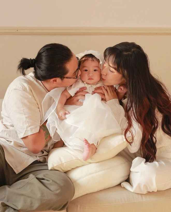 Đến lần hẹn thứ năm, thứ sáu, Minh tỏ tình. Nhưng anh không nói thẳng, mà giao hẹn, nếu cô không ôm, anh không chở cô trên xe nữa. Cái ôm của Hà thay cho lời tuyên bố yêu đương. Cặp đôi hẹn hò được 8 tháng, Minh cầu hôn Hà. Hà không đồng ý cũng không từ chối, chỉ cười cười.