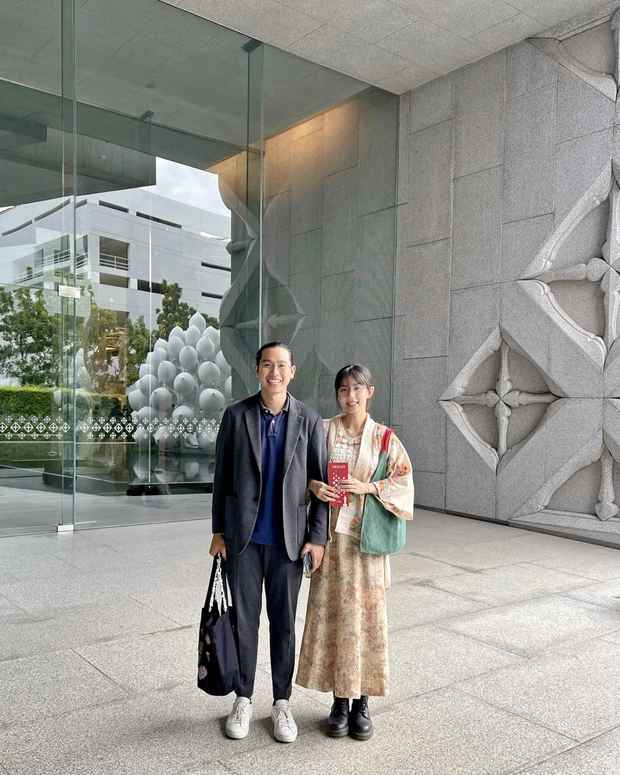 Hà và Minh cùng nhau làm việc trong nhóm chung, trao đổi công việc vui vẻ. Minh tự tin giờ mình là “người quen” của Hà rồi, không còn xa lạ nữa, nên tiếp tục gửi yêu cầu “kết bạn” tiếp. Lần này, cô vẫn lờ đi. Có điều lạ là Hà vẫn trao đổi chuyện công việc trong nhóm chung rất tích cực, nhưng tin nhắn riêng của Minh, cô không trả lời.