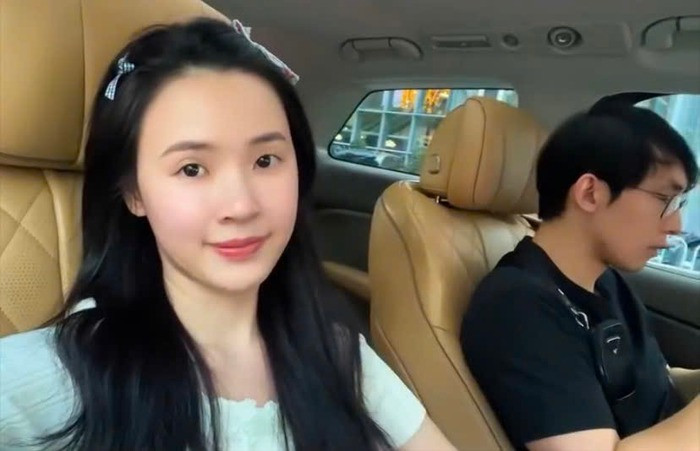 Mới đây, Midu vui vẻ cùng chồng lên đường du lịch Trung Quốc. Nữ diễn viên xuất hiện với vẻ ngoài tươi tắn, để mặt mộc và chọn trang phục trẻ trung, thoải mái.