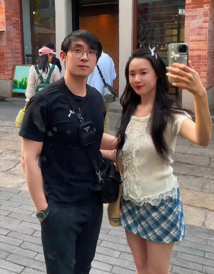 Tuy nhiên, điều khiến cư dân mạng chú ý là vòng 2 của Midu có phần nhô lên bất thường trong một số góc chụp.