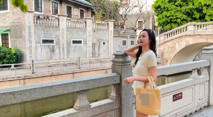 Midu cũng khéo léo chọn những bức ảnh chụp từ xa, sử dụng túi xách che chắn hoặc tạo dáng tinh tế để hạn chế lộ vòng eo.