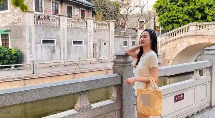 Midu cũng khéo léo chọn những bức ảnh chụp từ xa, sử dụng túi xách che chắn hoặc tạo dáng tinh tế để hạn chế lộ vòng eo.