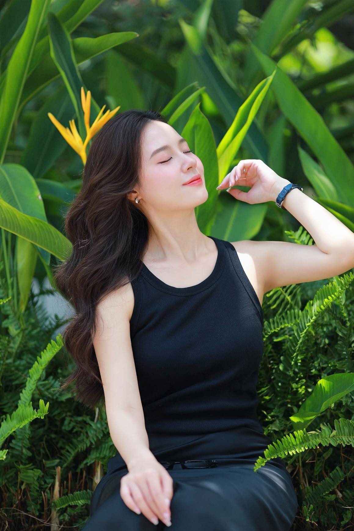 "Nhưng sống khép kín cũng có niềm vui, đó là cảm giác mọi thứ real hơn, dành thêm nhiều thời gian chia sẻ với gia đình và bạn bè, quan tâm những người bên cạnh mình thay vì quan tâm đến mạng xã hội", Midu bày tỏ.