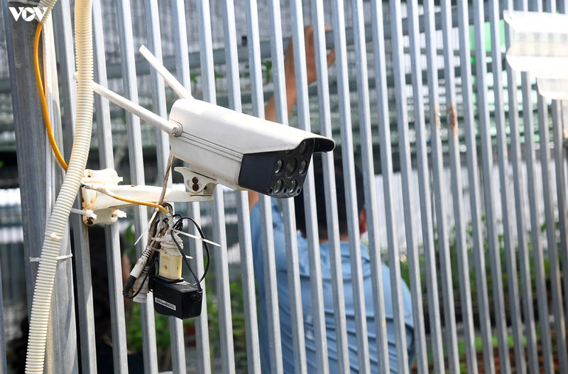 Nhà vườn còn lắp cả camera chống trộm và theo dõi ảnh hưởng thời tiết mưa, nắng... lên cây hoa.