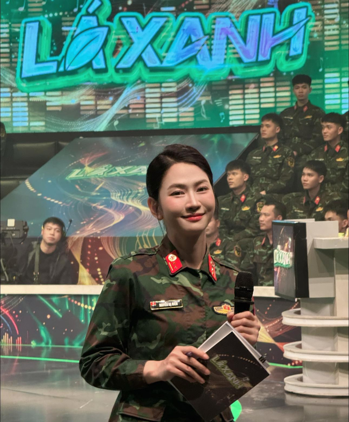 Lê Bống tên thật là Lê Xuân Anh, nổi lên như một hiện tượng mạng với những clip nhảy theo trào lưu.