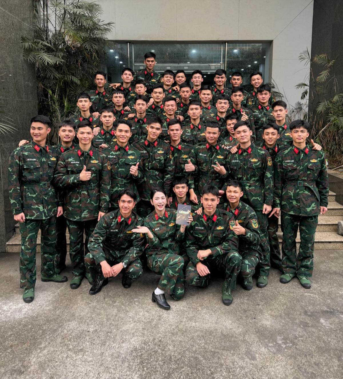 Việc Lê Bống đảm nhận vai trò MC trong Lá xanh đánh dấu bước tiến mới trong sự nghiệp của cô, từ người mẫu ảnh đến một diễn viên và người dẫn chương trình truyền hình.