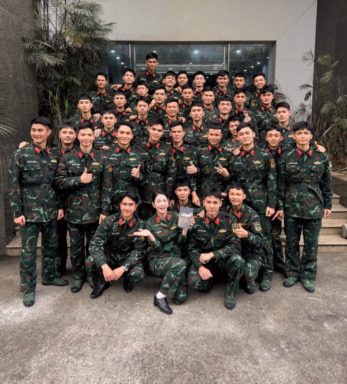 Việc Lê Bống đảm nhận vai trò MC trong Lá xanh đánh dấu bước tiến mới trong sự nghiệp của cô, từ người mẫu ảnh đến một diễn viên và người dẫn chương trình truyền hình.