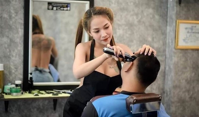 Một số người cho rằng, cách làm hay nên thử đến làm tóc ở đây. Tuy nhiên, đa số các chị em lại phản đối và khuyên nữ nhân viên nên mặc kín đáo hơn.