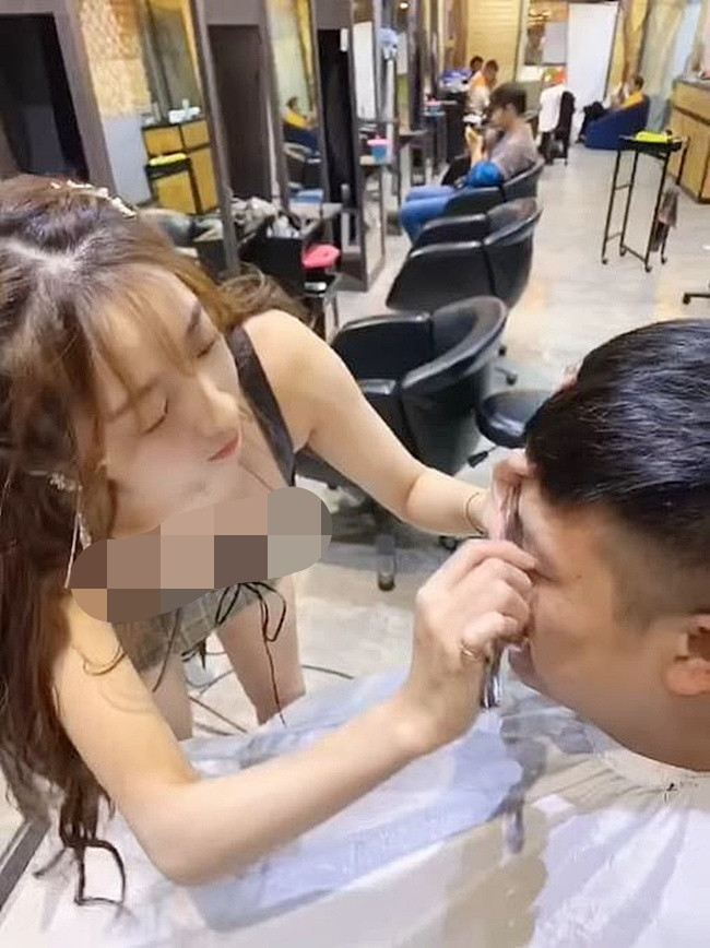 Tuy nhiên, hình ảnh các nữ phục vụ tại tiệm tóc ăn mặc mát mẻ khiến không ít người chỉ trích và họ cho rằng việc "câu khách" kiểu bất chấp như này không nên.