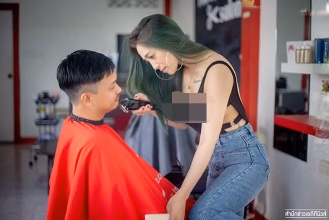 Vào một ngày mưa to, cửa hàng vắng khách nên nhân viên nảy ra ý tưởng mặc bikini để quay clip quảng cáo. Không ngờ sau khi clip được đăng tải đã thu hút sự chú ý của mọi người, nhiều khách hàng đổ đến làm tóc vì tò mò.