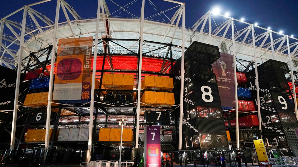 Do không có điều hòa nhiệt độ trong sân, các trận đấu tại sân 974 được lên lịch tổ chức vào buổi tối, khi nhiệt độ thấp hơn đáng kể so với ban ngày.