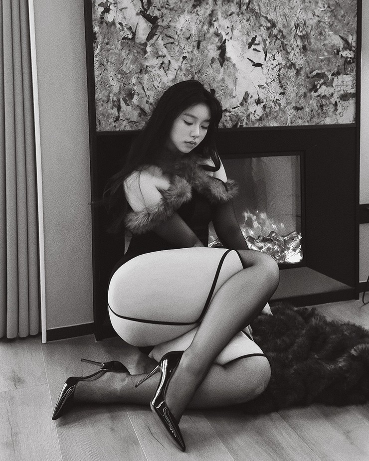 Sika không ngần ngại diện những bộ trang phục táo bạo, khoe trọn vẻ đẹp phồn thực của mình.