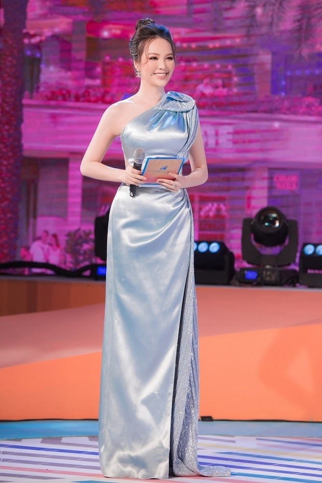 Nổi tiếng là thế nhưng cô là một trong số ít người đẹp giữ kín chuyện đời tư cá nhân khi hiếm khi chia sẻ về gia đình của mình. Khi được hỏi về lý do “giấu chồng”, Á hậu Hoa hậu Việt Nam 2008 cho biết hai vợ chồng cô có quan điểm “việc ai nấy làm”.