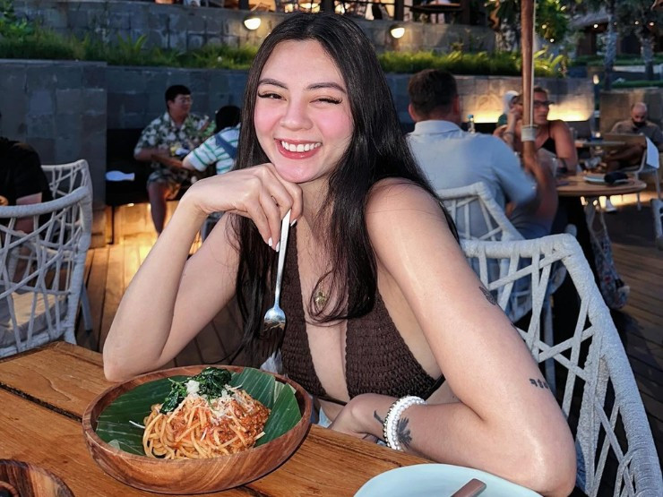 Chính Camille cũng thừa nhận, cô không theo đuổi hình tượng mảnh khảnh, mình hạc xương mai mà là ngoại hình đầy đặn nhưng cân đối, quyến rũ.