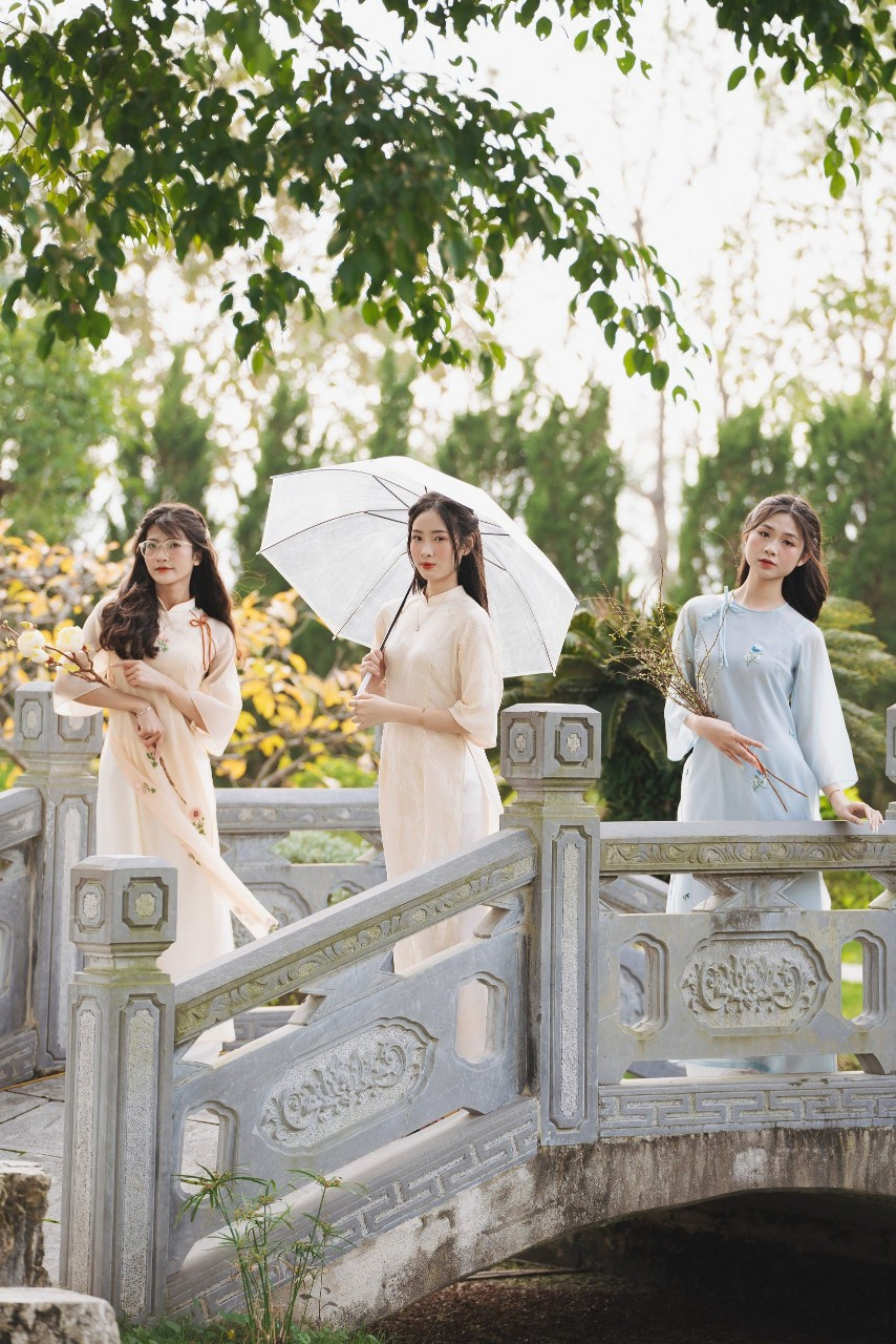 Với tổng diện tích khoảng 10.000m vuông, chùa Ninh Tảo được xây dựng theo lối kiến trúc hiện đại mà không mất đi vẻ uy nghiêm, thanh tịnh. Chùa gồm các hạng mục chính như: tam bảo, nhà tổ, nhà giảng pháp, lầu chuông, lầu trống, hồ Quan Âm, hồ hoa súng, non bộ… Ngoài ra còn có bức tượng Phật niết bàn được đặt ở vị trí trang trọng trong khuôn viên.