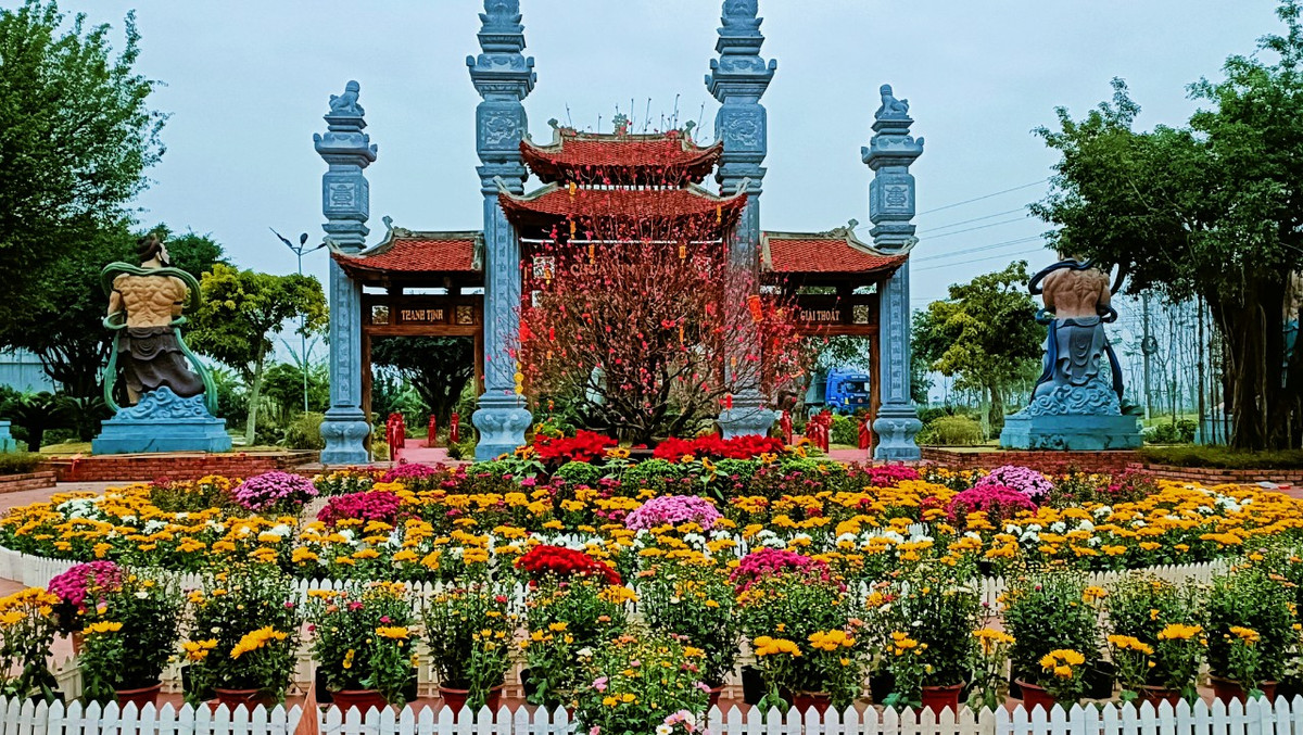 Sau mỗi khóa lễ tôi thường dạo bước trong khu vườn thiền chùa Ninh Tảo rộng rãi, ngắm nhìn các pho tượng uy nghiêm của chư Phật chư Bồ Tát, lắng lòng đọc từng câu kệ được ghi nơi bệ đá 32 pho ứng hóa hóa thân của Bồ Tát Quan Thế Âm.