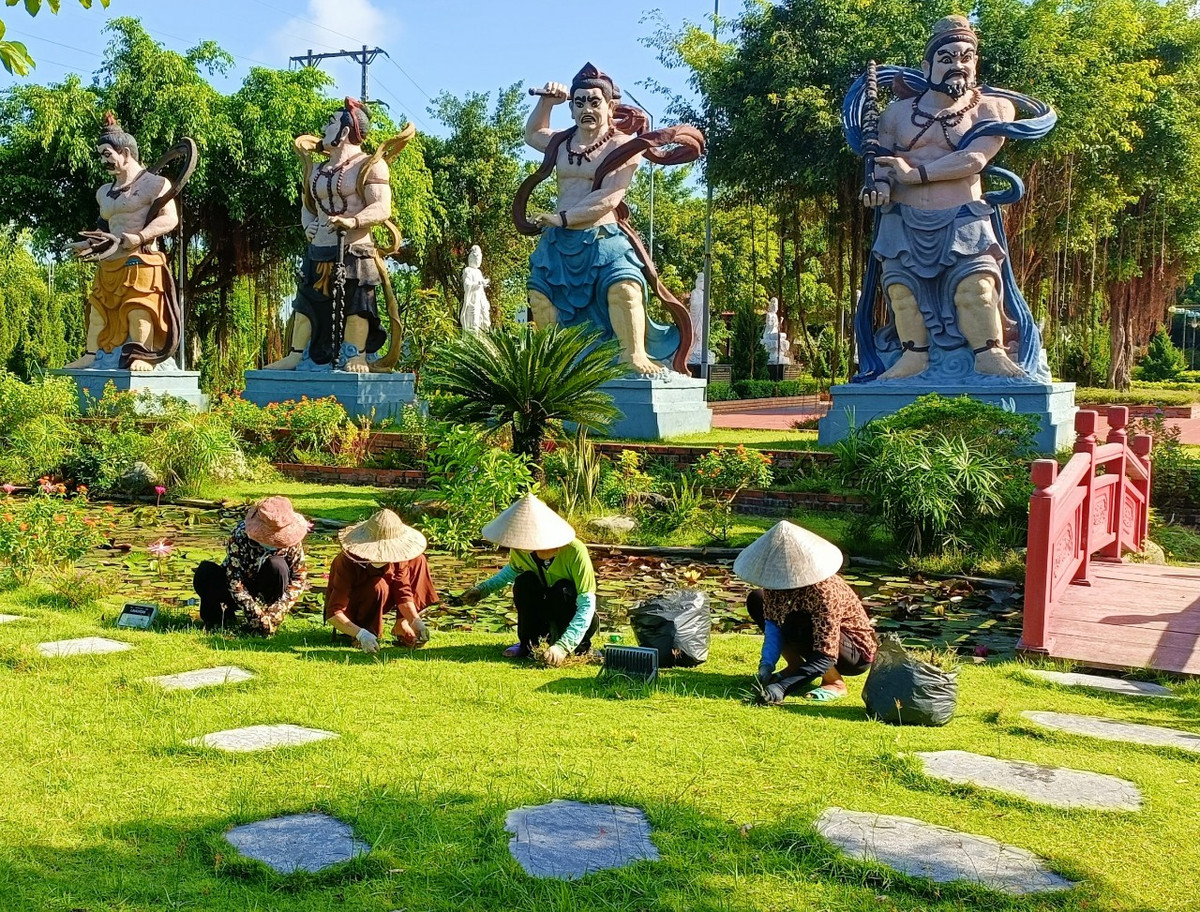 Không gian chùa Ninh Tảo rộng rãi, nhiều cây xanh nhưng nhìn đâu cũng sạch sẽ, gọn gàng, thầm cám ơn bà con nơi chùa quê hàng ngày về giúp Thầy trang nghiêm cảnh Phật, tạo thêm nét đẹp cho cảnh quan quê hương...