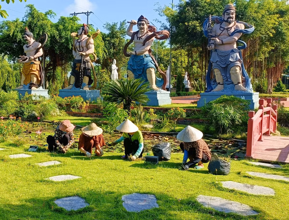 Không gian chùa Ninh Tảo rộng rãi, nhiều cây xanh nhưng nhìn đâu cũng sạch sẽ, gọn gàng, thầm cám ơn bà con nơi chùa quê hàng ngày về giúp Thầy trang nghiêm cảnh Phật, tạo thêm nét đẹp cho cảnh quan quê hương...