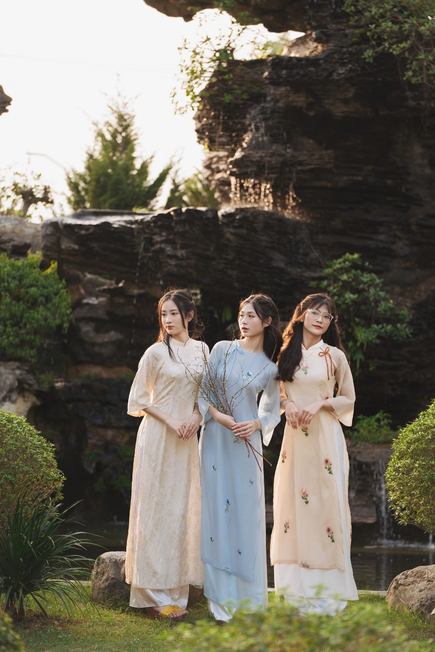 Thượng tọa Thích Đạo Duyệt chia sẻ, nhà chùa rất hoan hỷ và bất ngờ khi các bạn trẻ tìm đến chùa vào những ngày giáp tết và vui hơn nữa khi thấy các bạn mặc những bộ trang phục truyền thống của dân tộc.