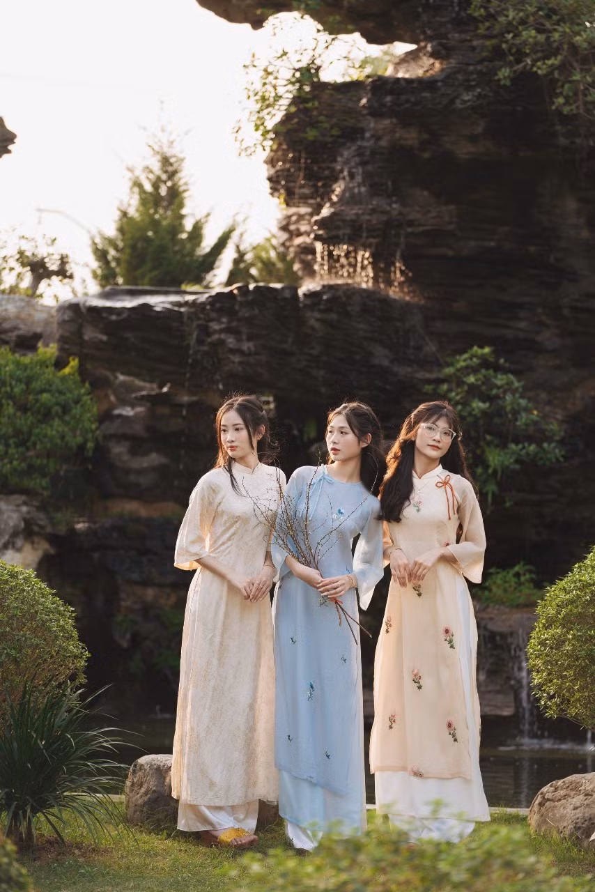 Thượng tọa Thích Đạo Duyệt chia sẻ, nhà chùa rất hoan hỷ và bất ngờ khi các bạn trẻ tìm đến chùa vào những ngày giáp tết và vui hơn nữa khi thấy các bạn mặc những bộ trang phục truyền thống của dân tộc.