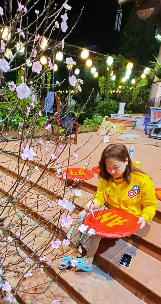 Đặc biệt vào mỗi cuối tuần, những ngày cuối năm, nơi đây bỗng thành điểm chụp ảnh tết thu hút lượng khách đột biến. Các bạn trẻ mặc áo dài, áo bà ba đến chụp ảnh tết.