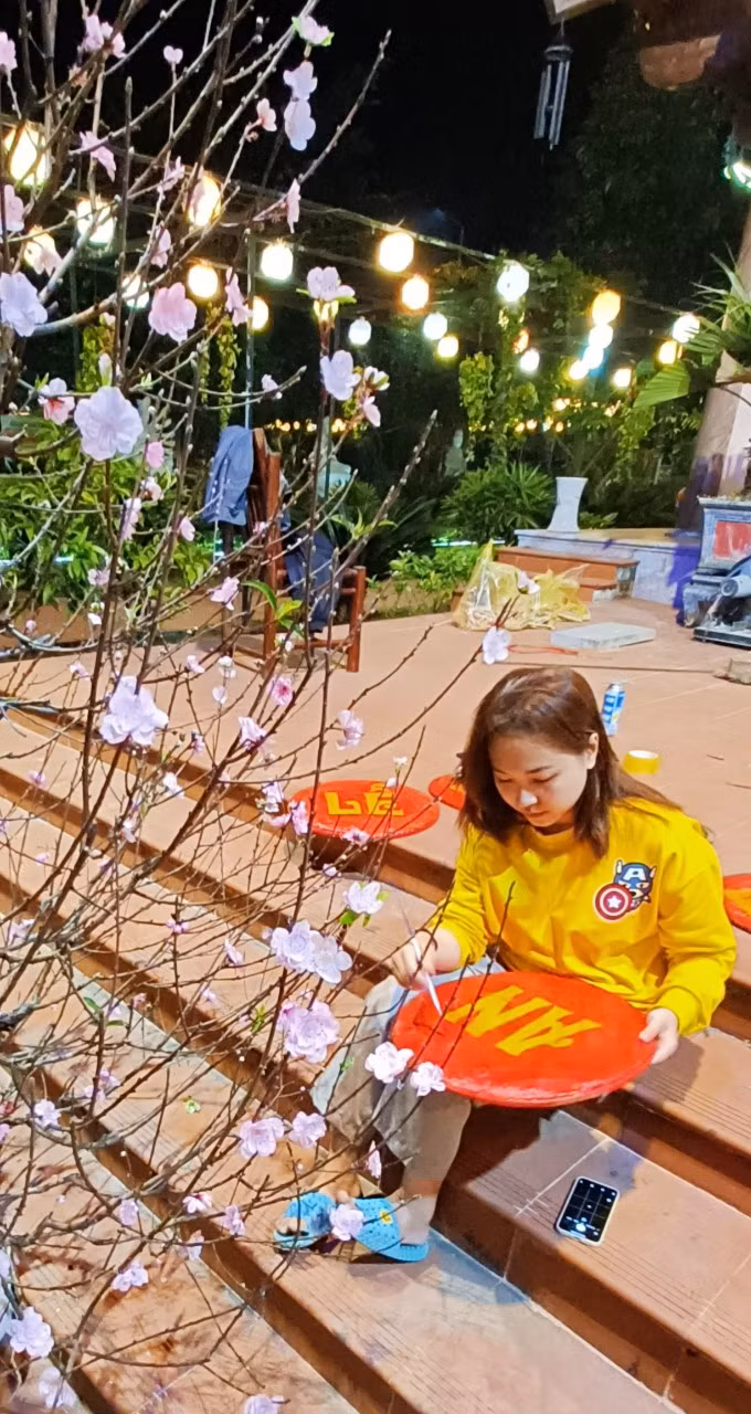 Đặc biệt vào mỗi cuối tuần, những ngày cuối năm, nơi đây bỗng thành điểm chụp ảnh tết thu hút lượng khách đột biến. Các bạn trẻ mặc áo dài, áo bà ba đến chụp ảnh tết.