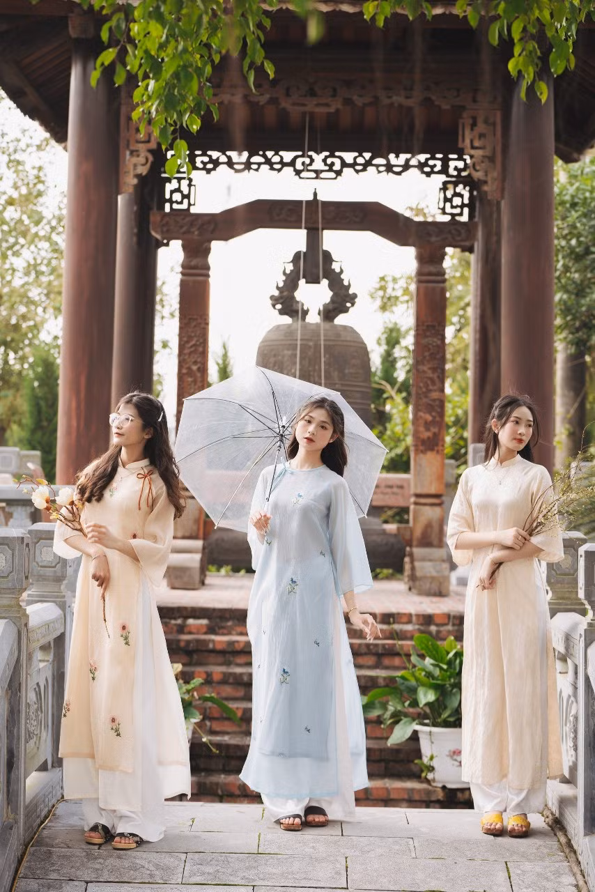 Dù vậy, Thầy trụ trì cũng mong rằng các bạn trẻ đến chụp ảnh tết mặc những trang phục phù hợp với không gian tín ngưỡng.