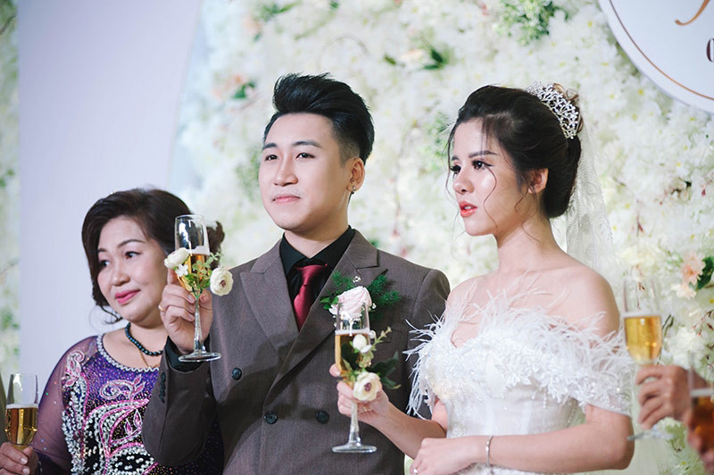 Tháng 12/2018, Huy Cung và Mỹ Linh chính thức "về chung một nhà" sau đám cưới lãng mạn. Cô dâu Mỹ Linh diện váy cưới xịn xò có giá trị lên tới 200 triệu, còn vlogger cũng đặc biệt thực hiện một clip dành tặng vợ trong ngày cưới