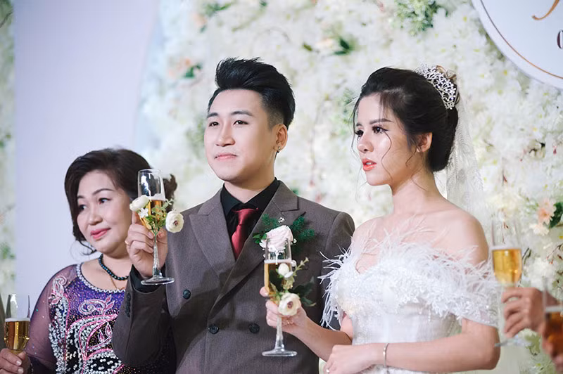 Tháng 12/2018, Huy Cung và Mỹ Linh chính thức "về chung một nhà" sau đám cưới lãng mạn. Cô dâu Mỹ Linh diện váy cưới xịn xò có giá trị lên tới 200 triệu, còn vlogger cũng đặc biệt thực hiện một clip dành tặng vợ trong ngày cưới