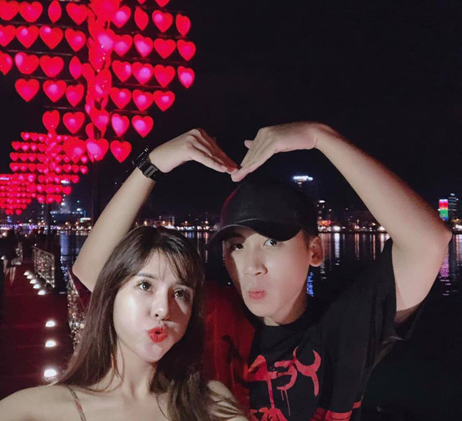 Hậu đám cưới, gia đình vlogger Huy Cung thường xuyên khiến dân tình ăn no "cẩu lương" vì những hình ảnh tình bể bình lại vô cùng nhắng nhít bên nhau.