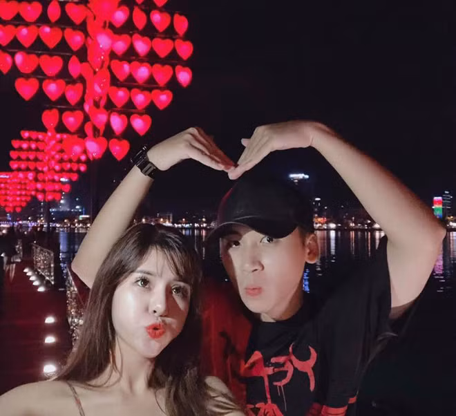 Hậu đám cưới, gia đình vlogger Huy Cung thường xuyên khiến dân tình ăn no "cẩu lương" vì những hình ảnh tình bể bình lại vô cùng nhắng nhít bên nhau.