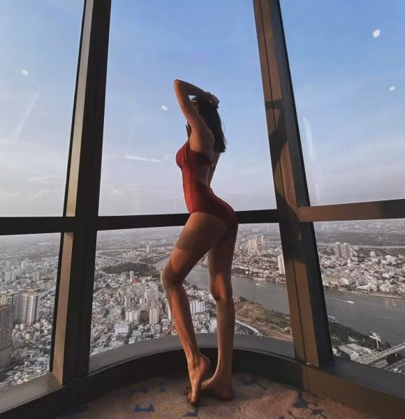 Vo cua cau thu Van Dung dien bikini khoe duong cong boc lua-Hinh-3